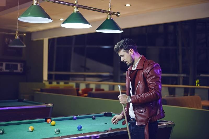 guy-playing-billiard